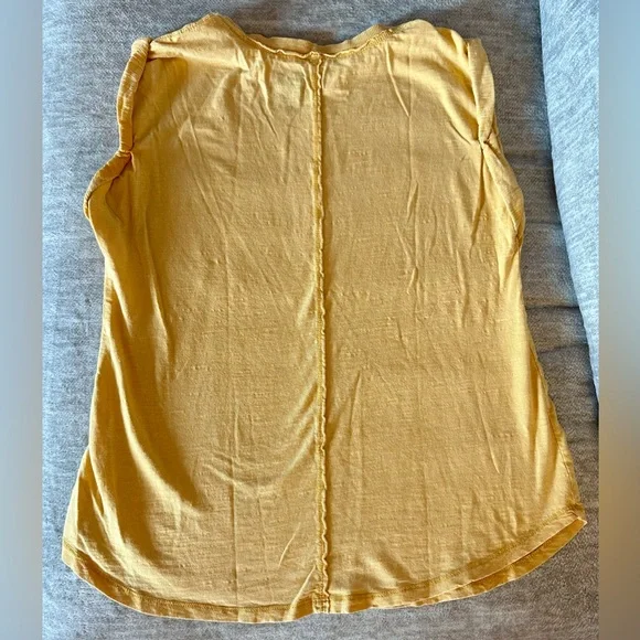 URBAN OUTFITTERS Pilcro Rolled Sleeve 100% Cotton Gold T w/ Center Back Seam - Picture 3 of 7